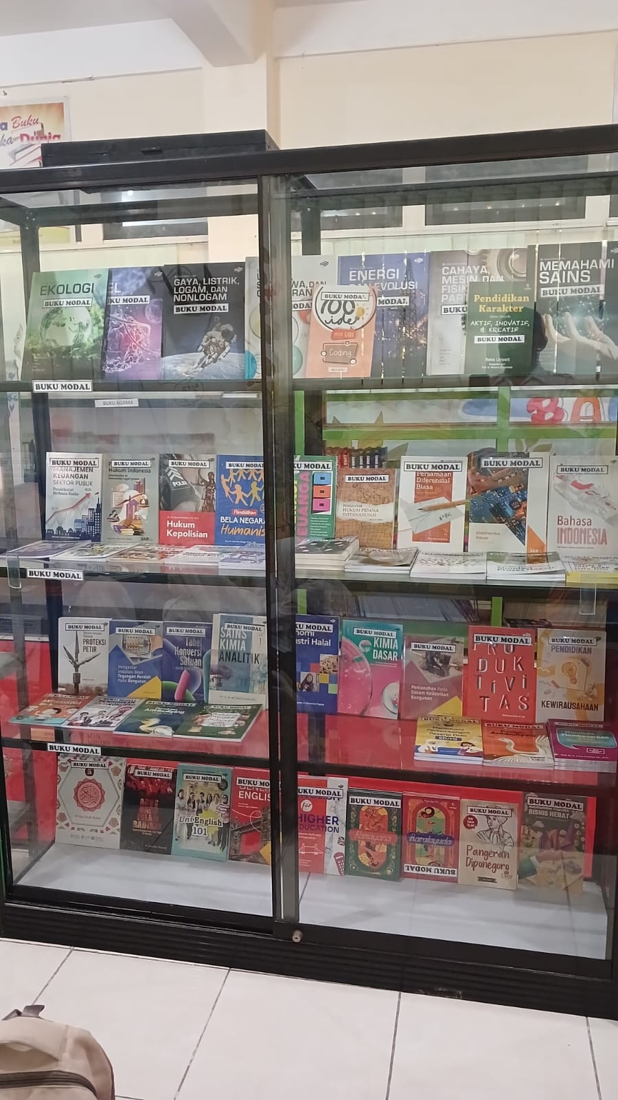 Koleksi Buku yang di miliki Perpustakaan SMP Negeri 59 Surabaya